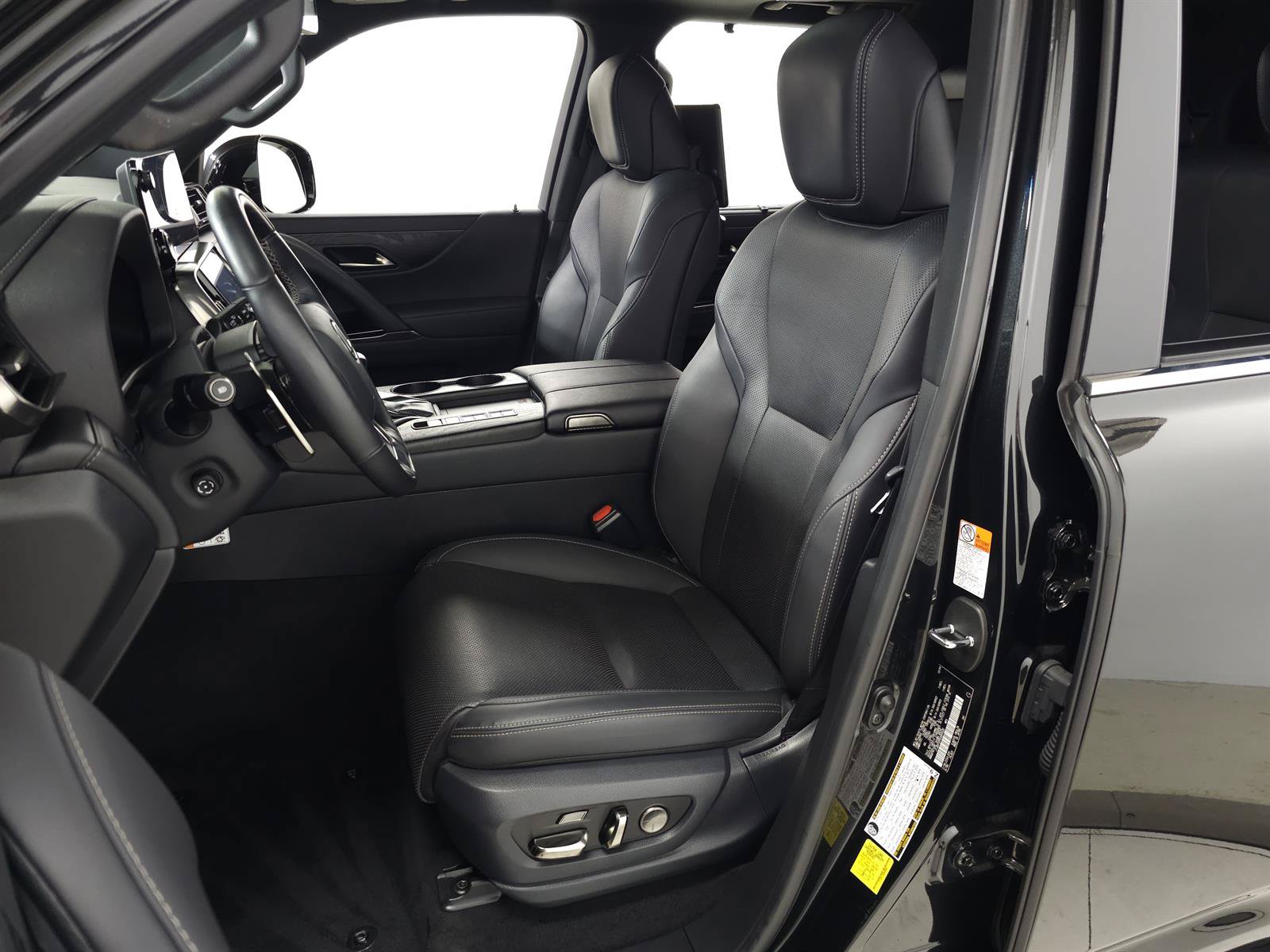 Used 2025 Lexus LX 600 4WD w/ Accessory Package (2T) image 16