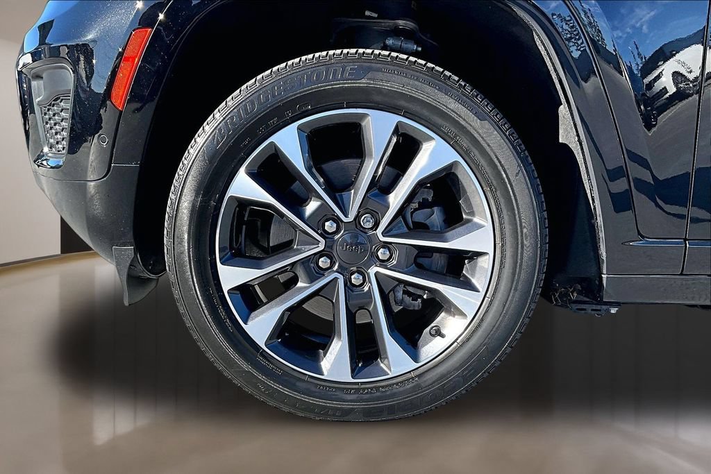 Used 2023 Jeep Grand Cherokee Overland w/ Luxury Tech Group IV AWD/4WD image 32