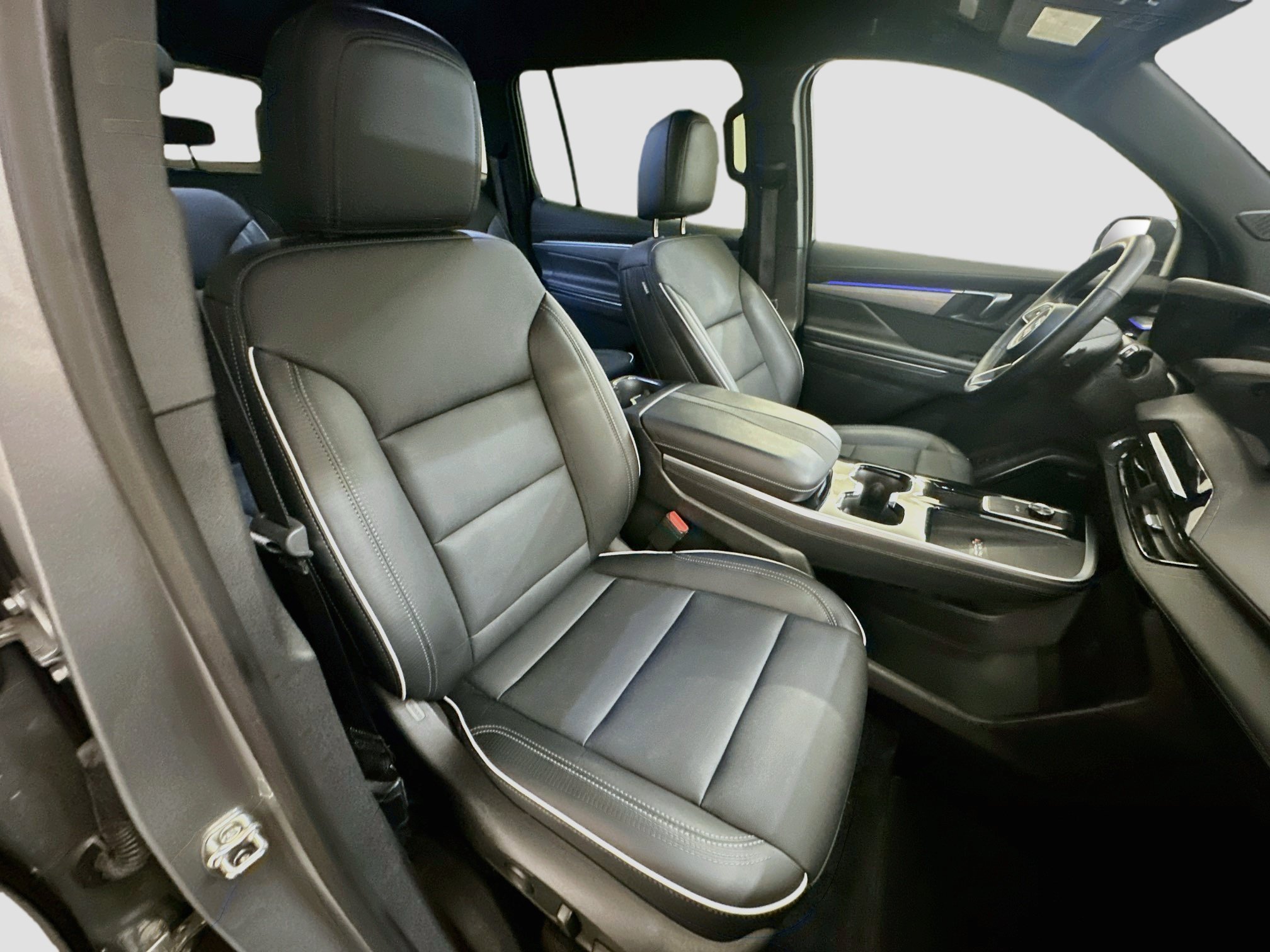 Used 2025 Buick Enclave Preferred AWD/4WD image 34