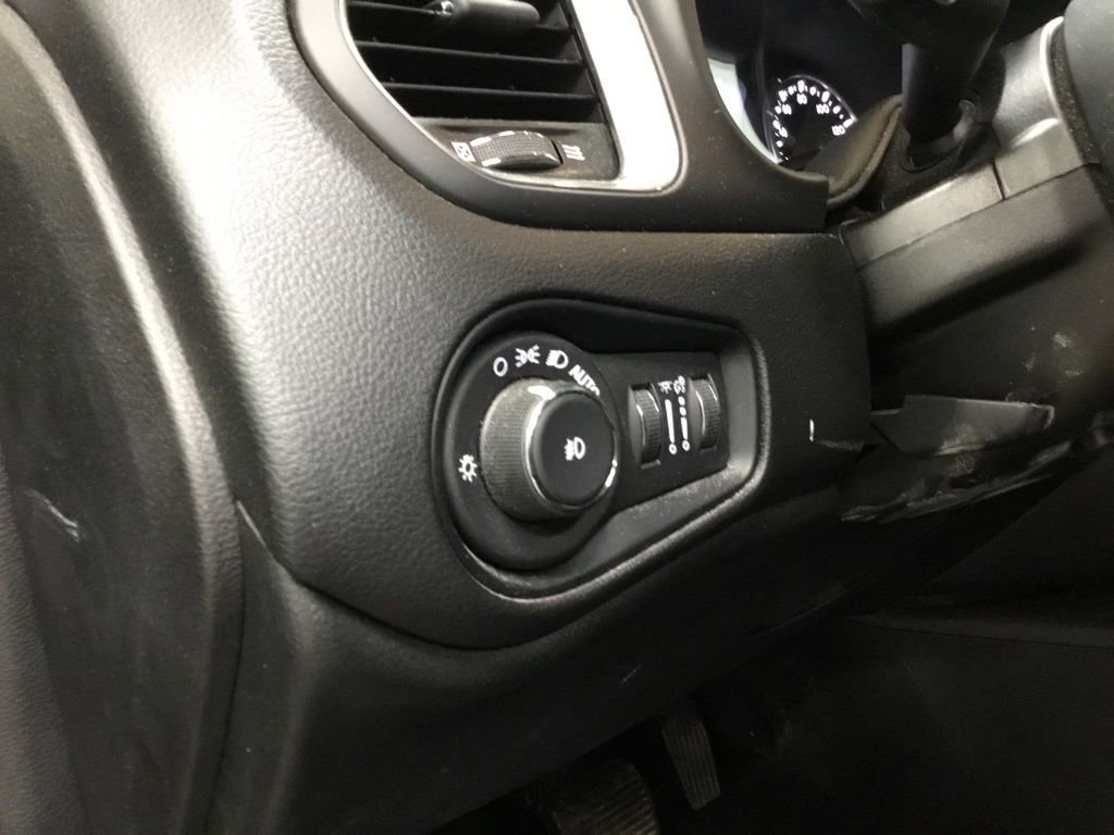 Used 2022 Jeep Renegade Latitude w/ Convenience Group image 9