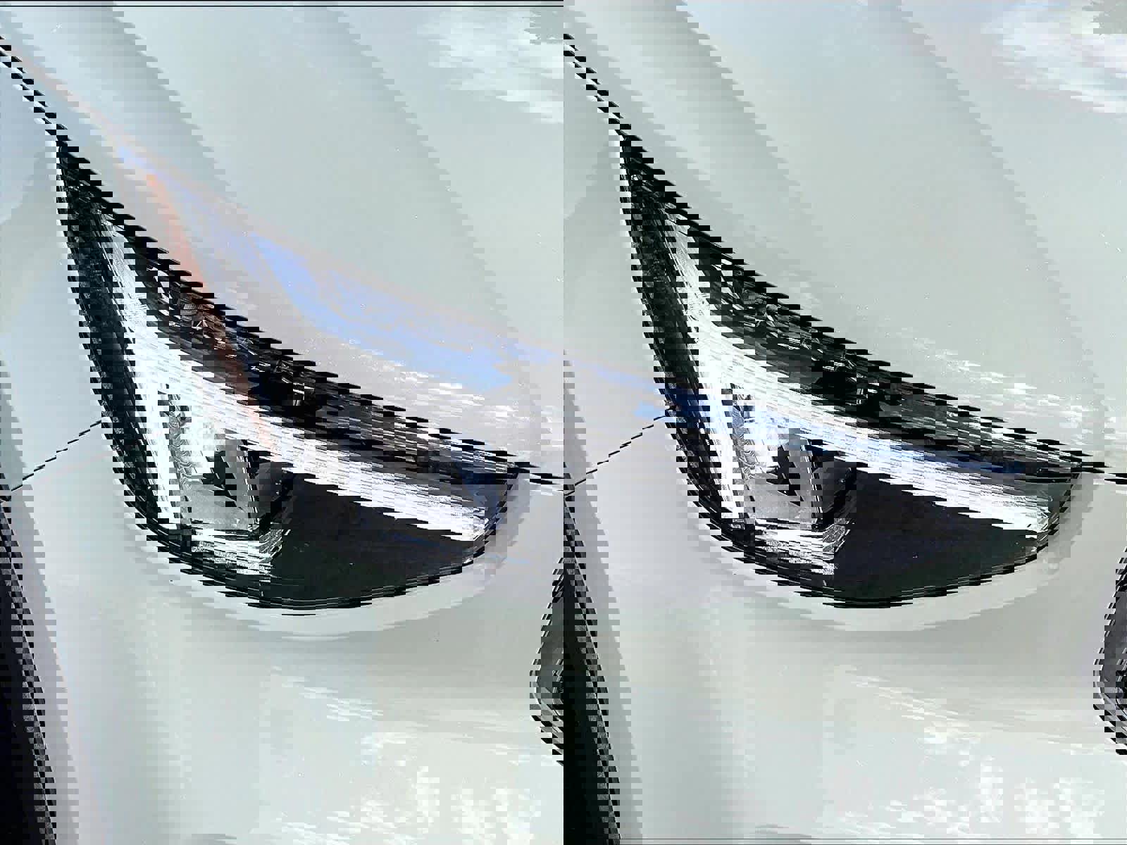 Used 2025 Volvo XC40 B5 Plus image 31