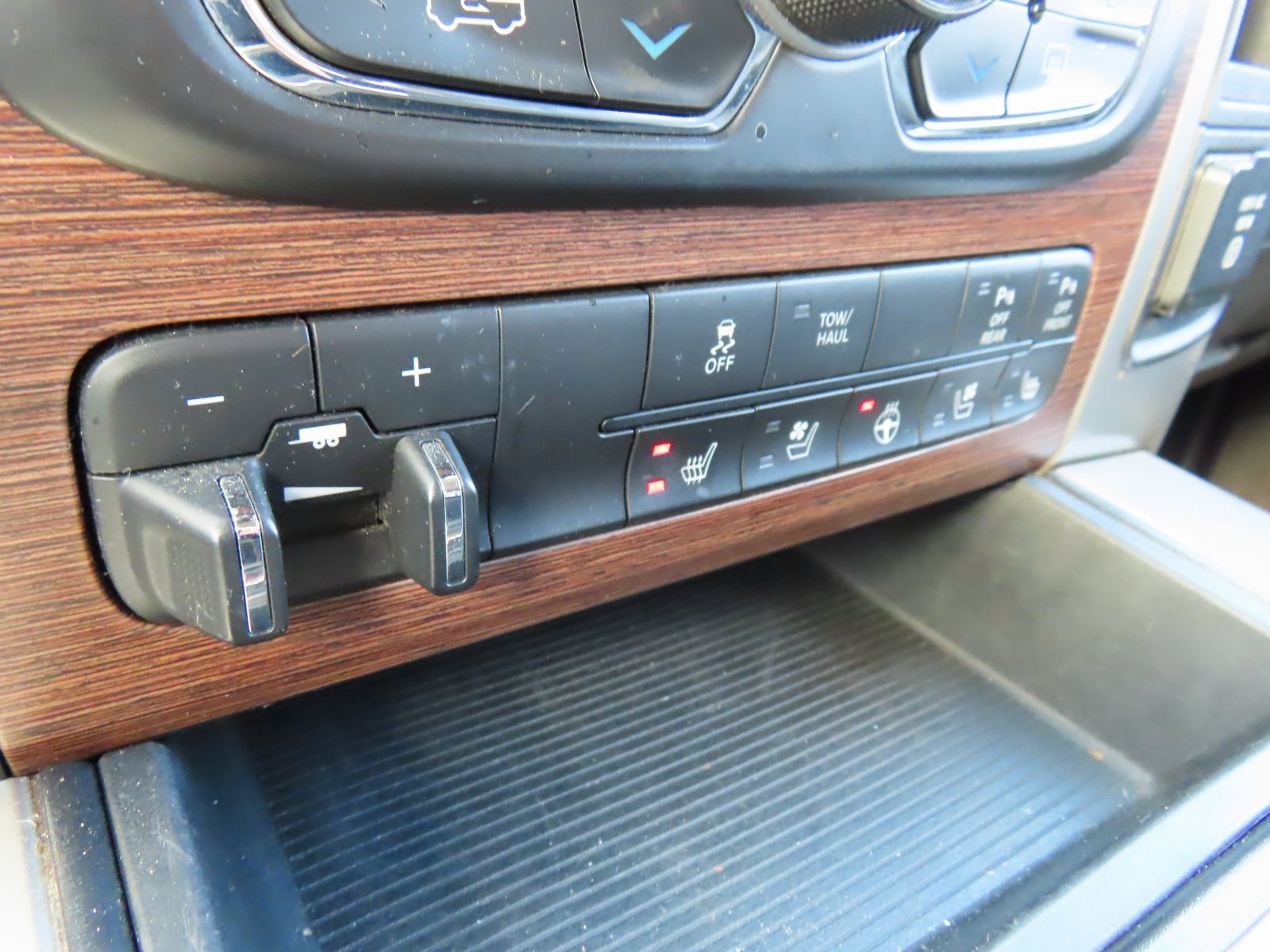 Used 2014 RAM 1500 Laramie w/ Convenience Group image 28