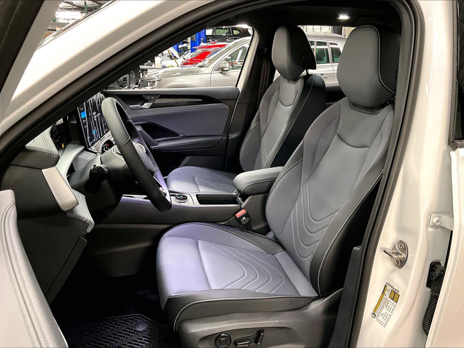 New 2026 Volkswagen Tiguan SE R-Line FWD image 11