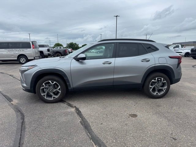 Used 2025 Chevrolet Trax LT w/ LT Convenience Package FWD image 4