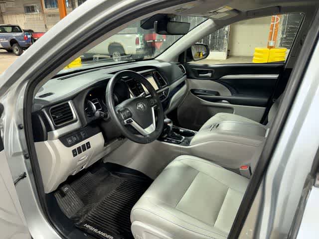 Certified 2017 Toyota Highlander XLE FWD image 31