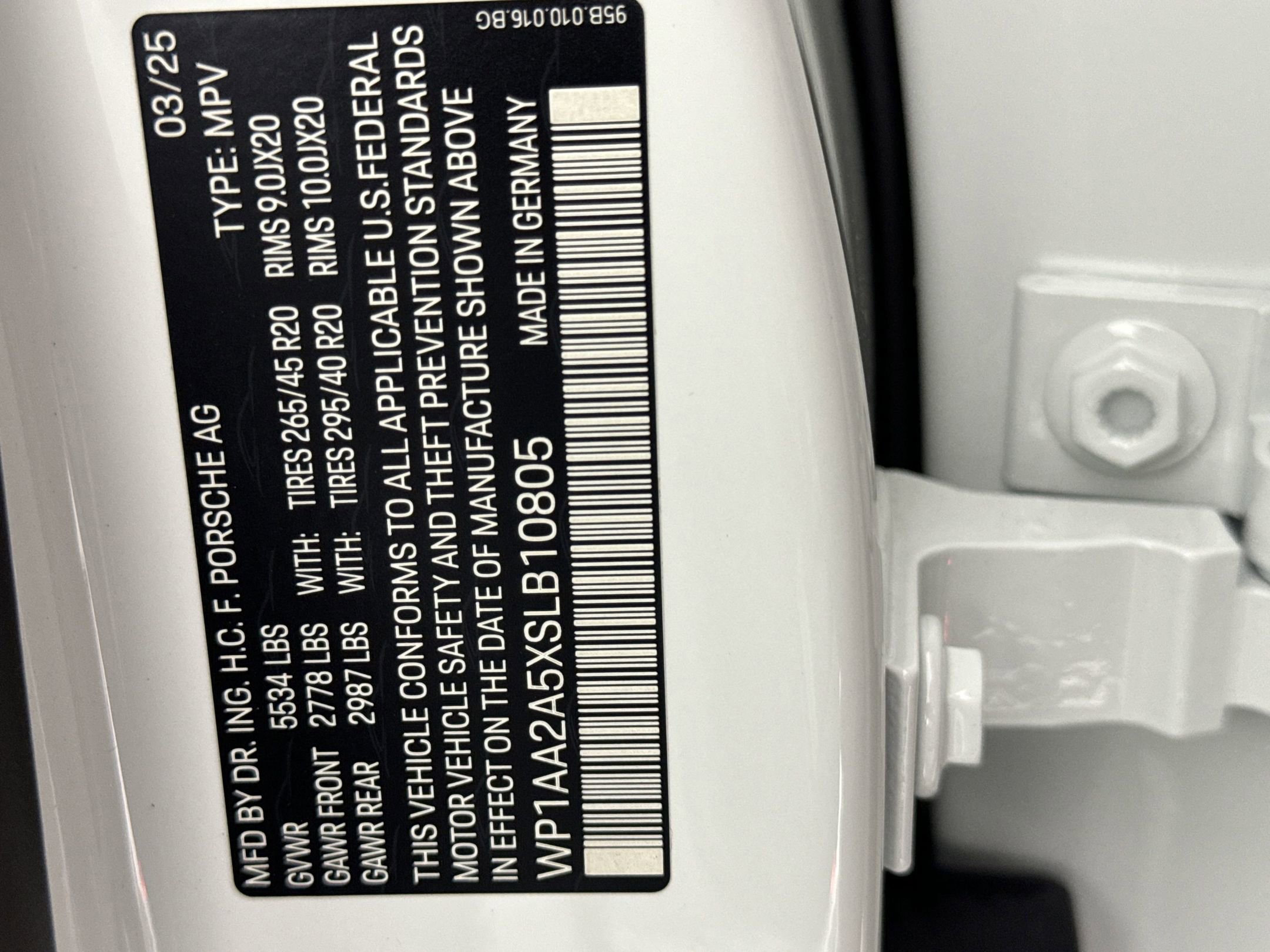 Certified 2025 Porsche Macan image 20