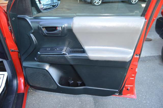 Used 2017 Toyota Tacoma 4x4 Access Cab image 32