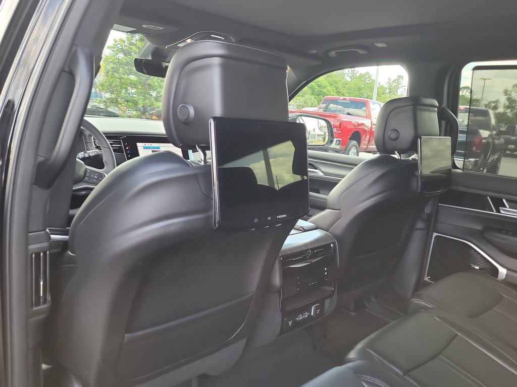 Certified 2024 Jeep Wagoneer Series III w/ Premium Group I image 11