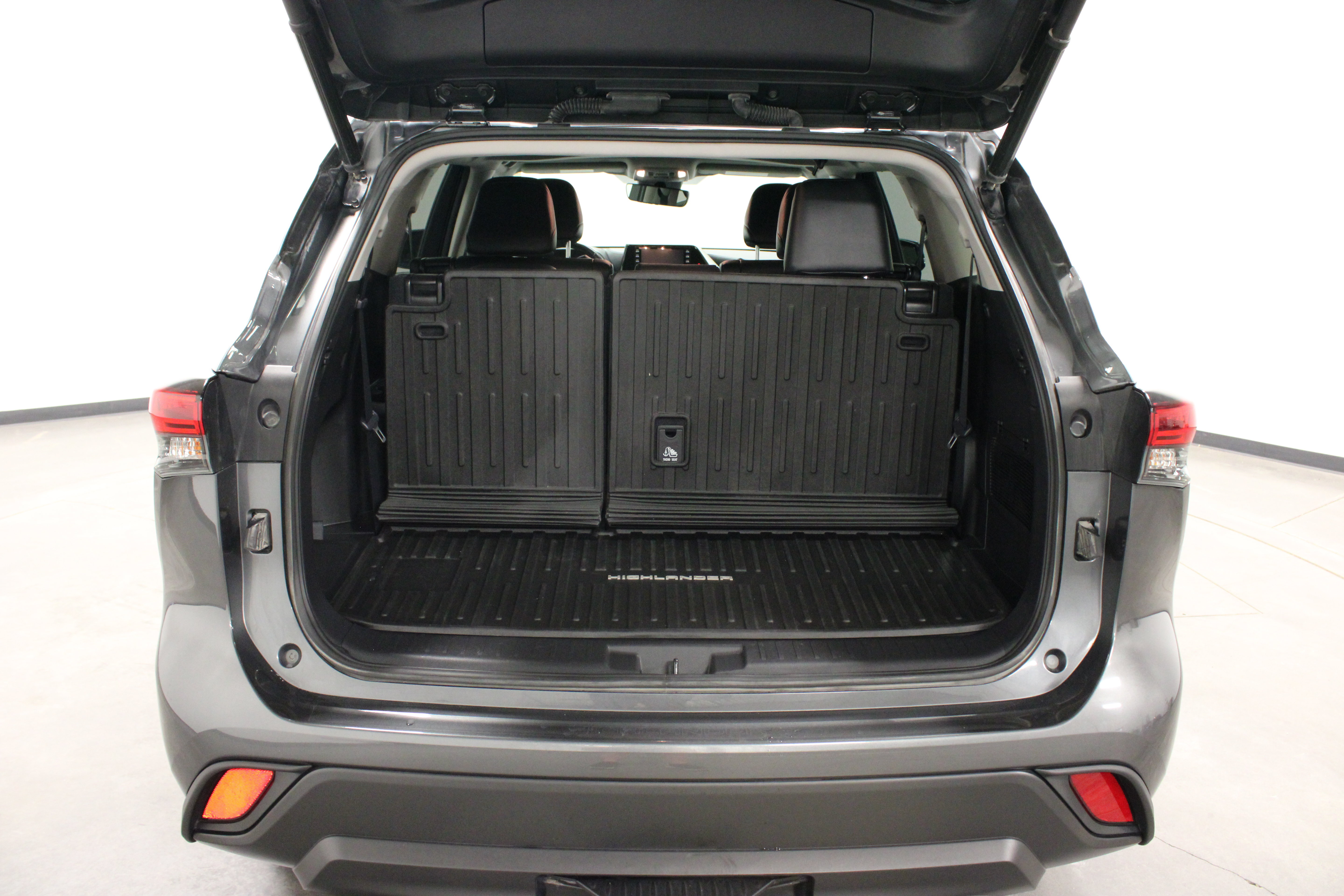 Used 2022 Toyota Highlander XLE AWD/4WD image 14