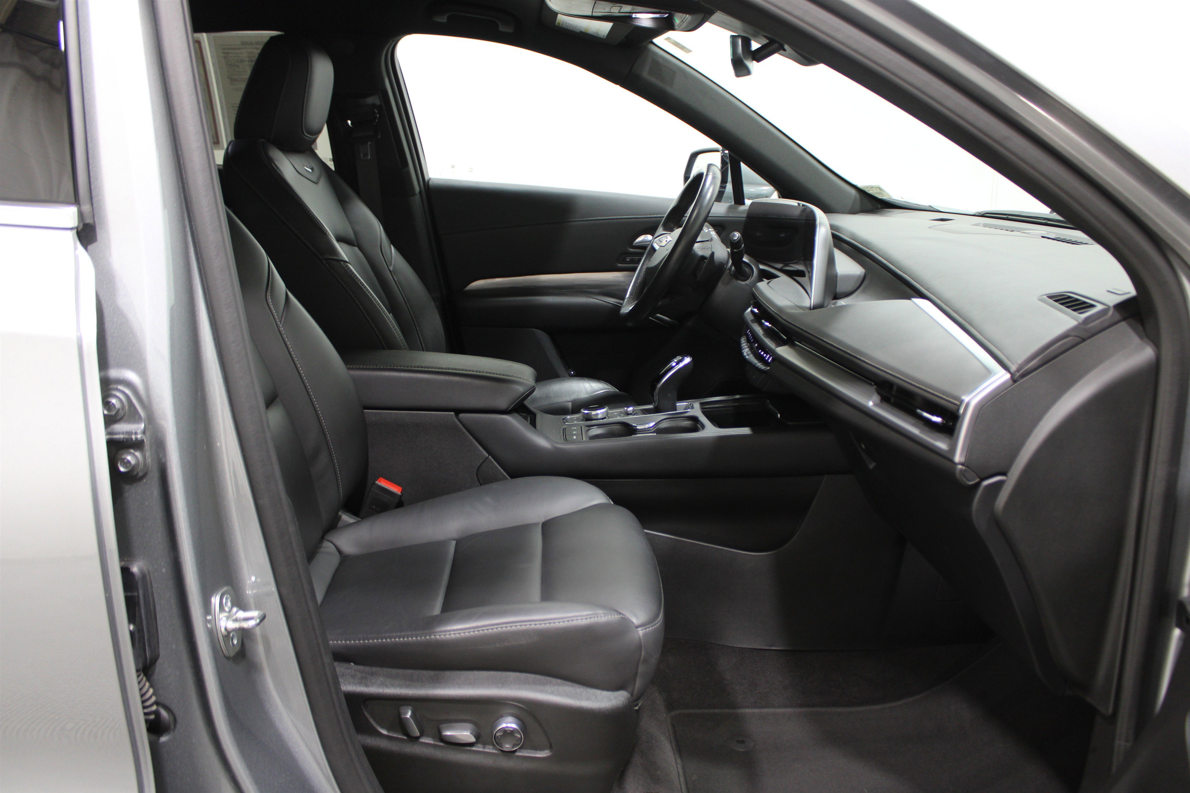 Used 2025 Cadillac XT4 Premium Luxury image 30