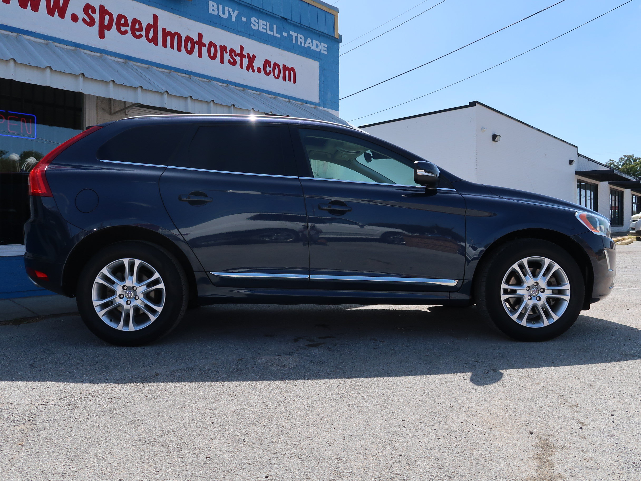 Used 2015 Volvo XC60 T5 Premier w/ Proximity Package FWD image 9
