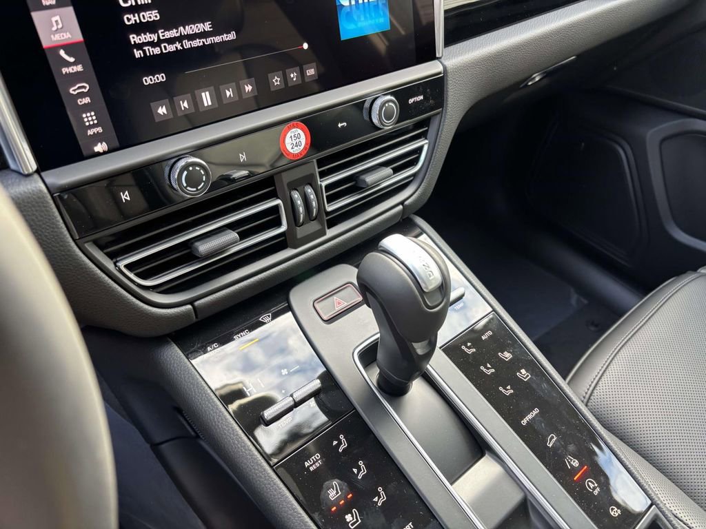 New 2026 Porsche Macan image 32