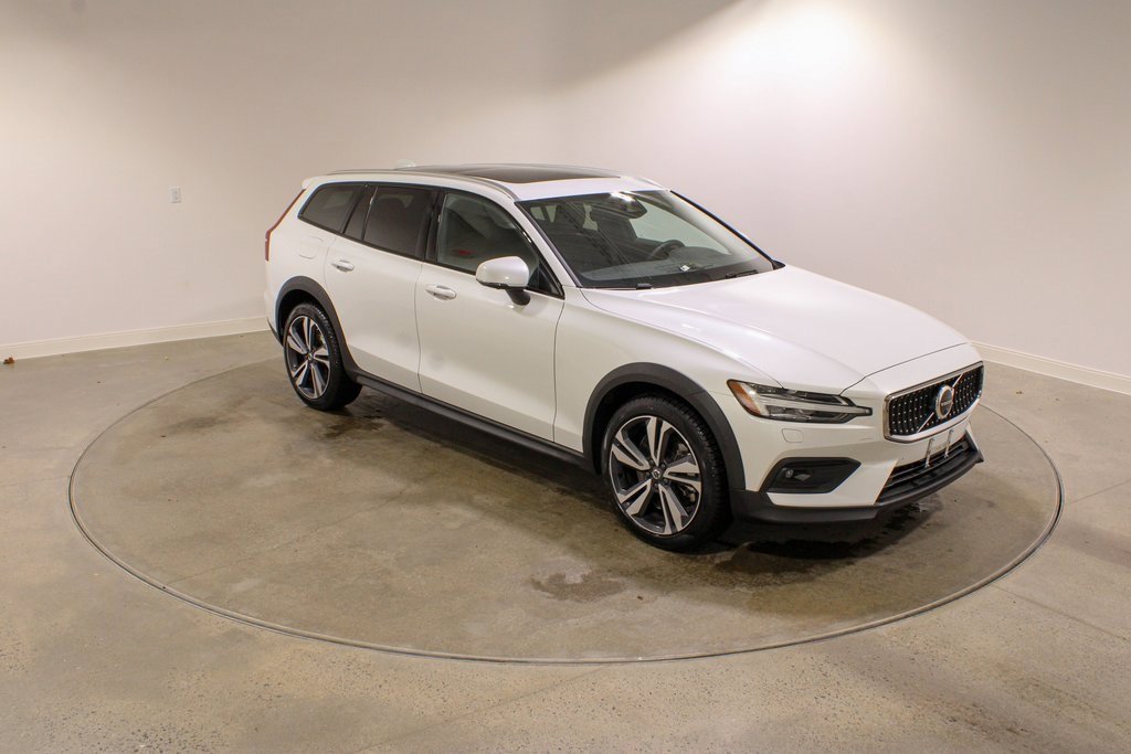 Used 2025 Volvo V60 B5 Cross Country Plus image 7