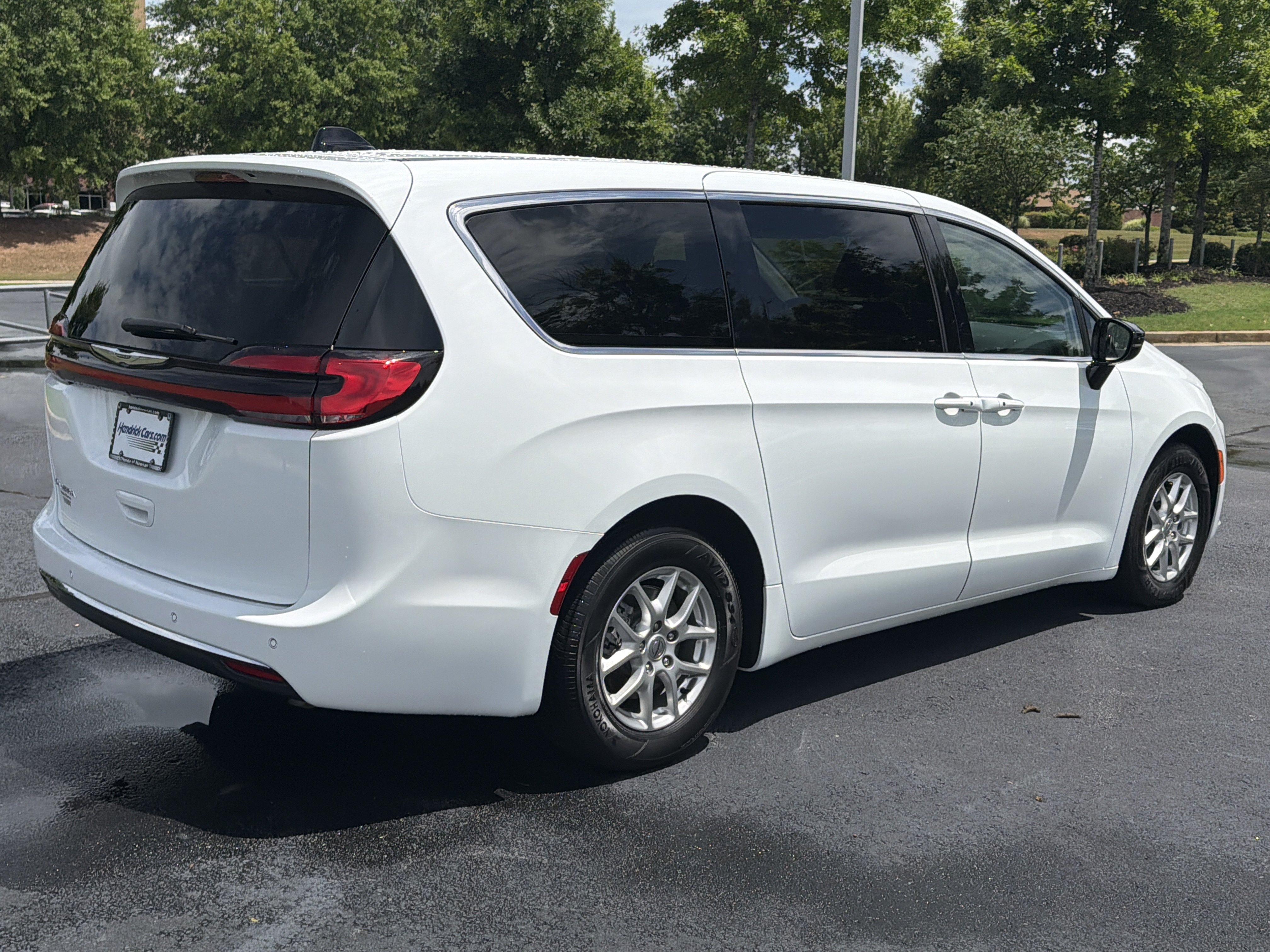 Used 2024 Chrysler Pacifica Touring-L FWD image 9