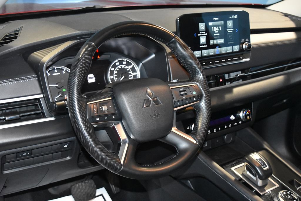 Used 2024 Mitsubishi Outlander SE image 2