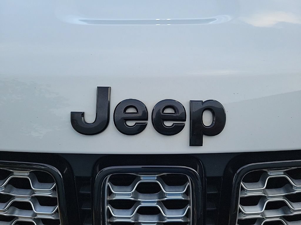 Used 2020 Jeep Grand Cherokee Altitude AWD/4WD image 8