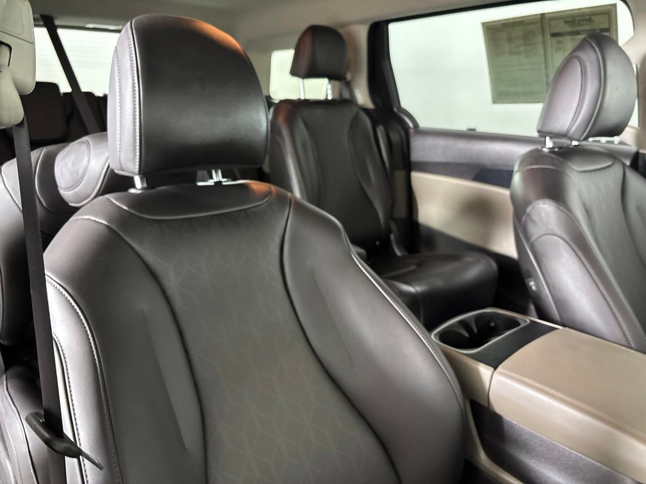Used 2026 Kia Carnival FWD image 27