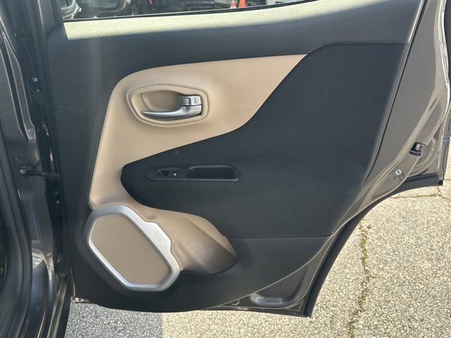 Used 2016 Jeep Renegade Latitude image 19