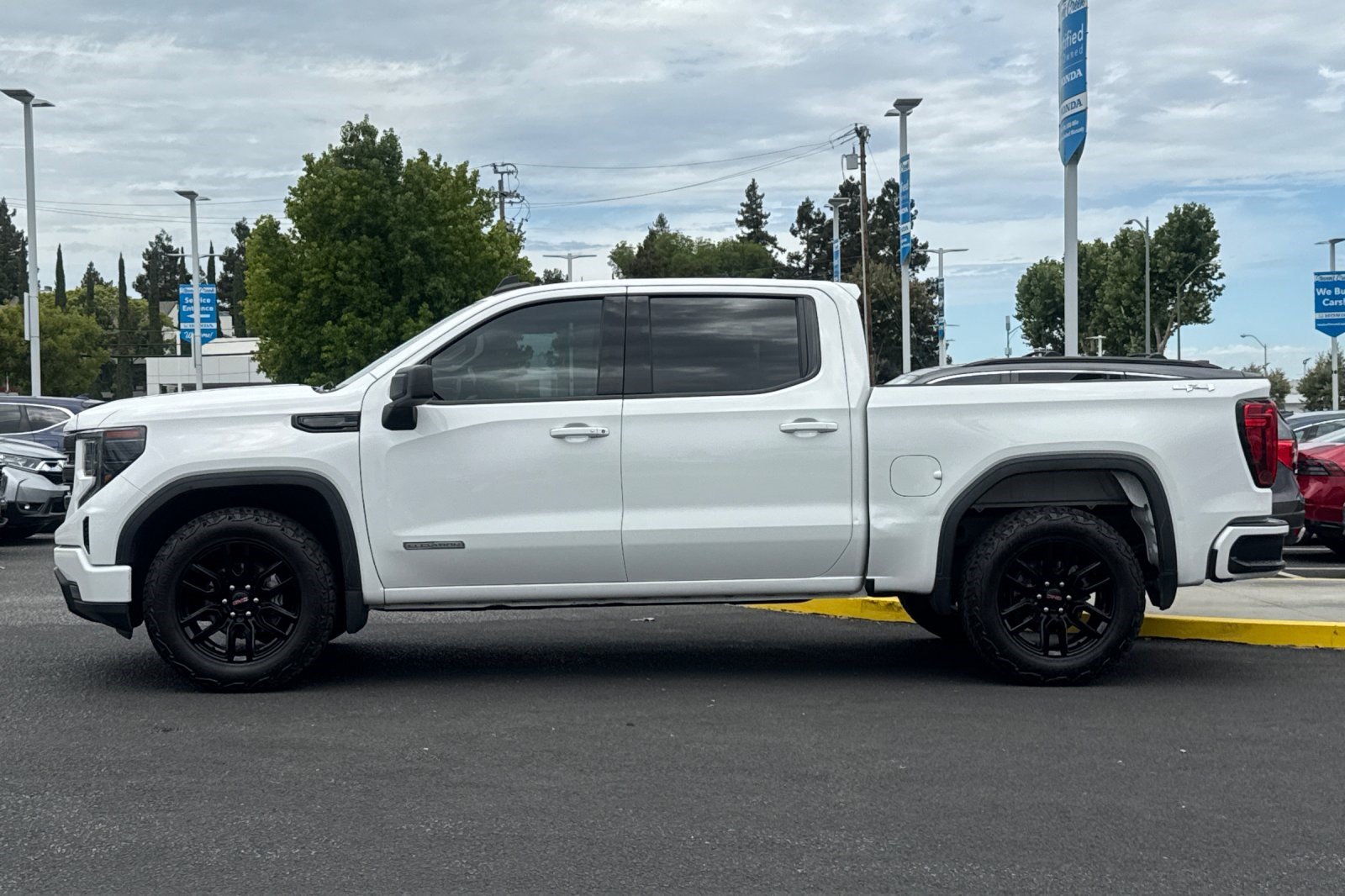 Used 2022 GMC Sierra 1500 Elevation AWD/4WD image 2