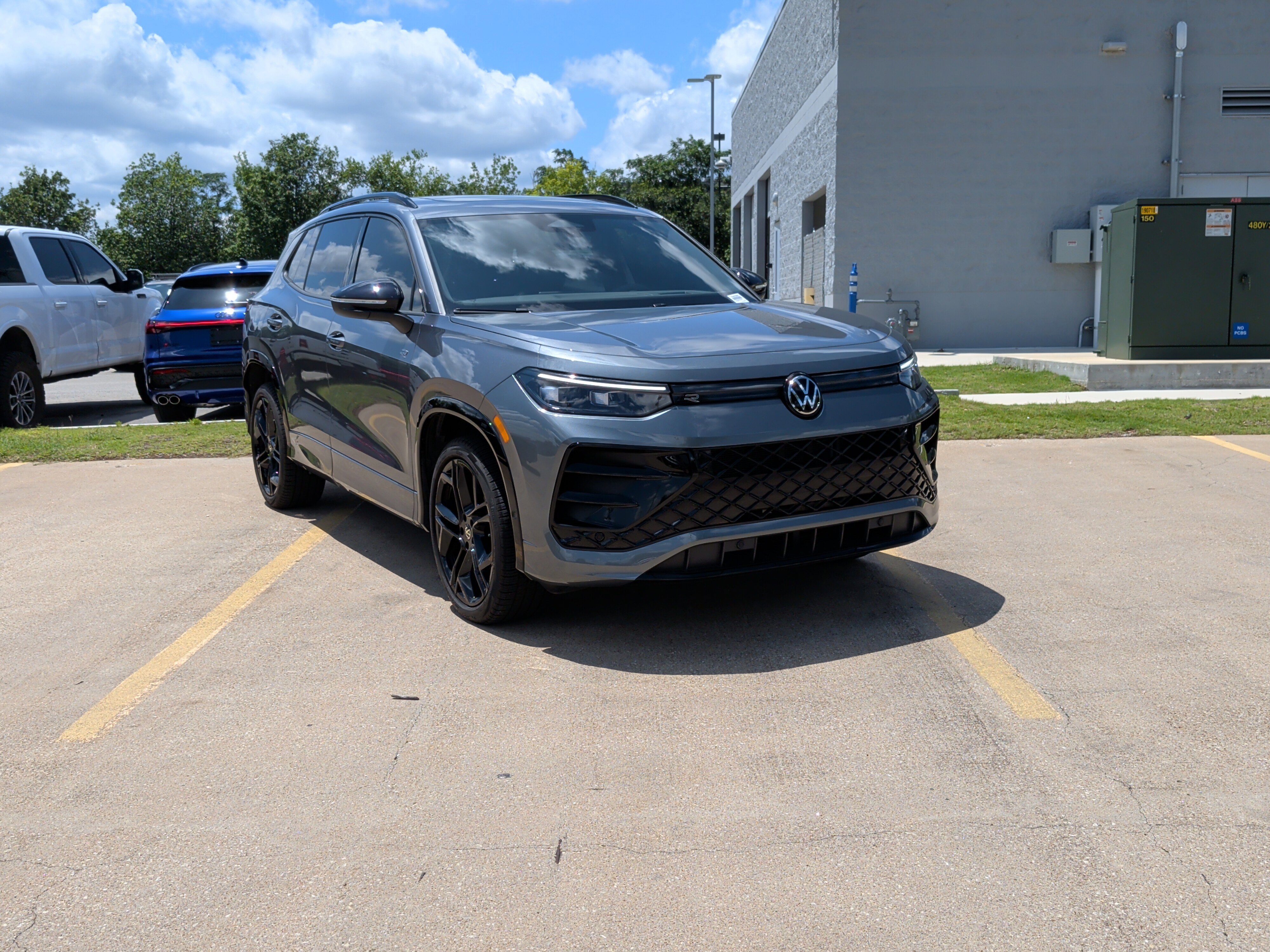 Used 2025 Volkswagen Tiguan SE R-Line AWD/4WD image 2