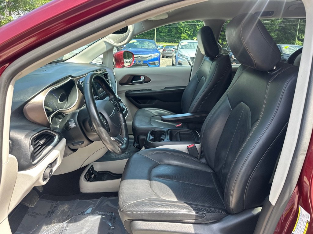 Used 2019 Chrysler Pacifica Touring-L image 10