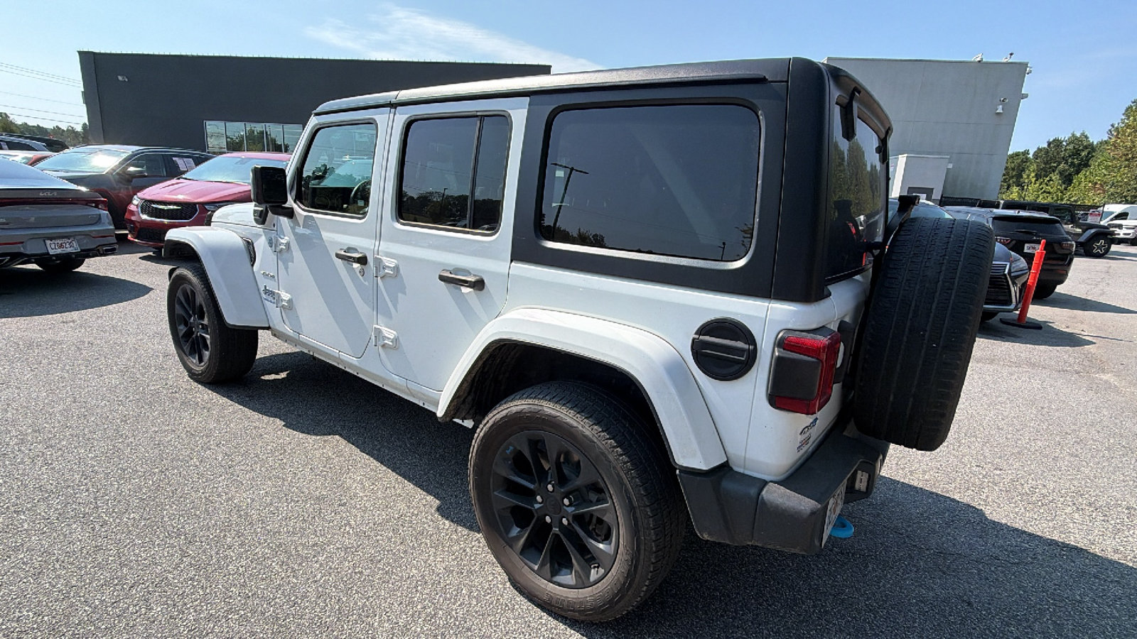 Used 2023 Jeep Wrangler Unlimited Sahara AWD/4WD image 10