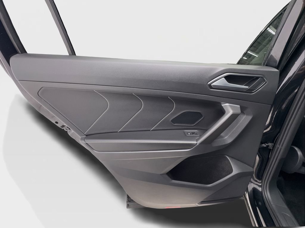 Used 2022 Volkswagen Tiguan SE w/ Panoramic Sunroof Package FWD image 30