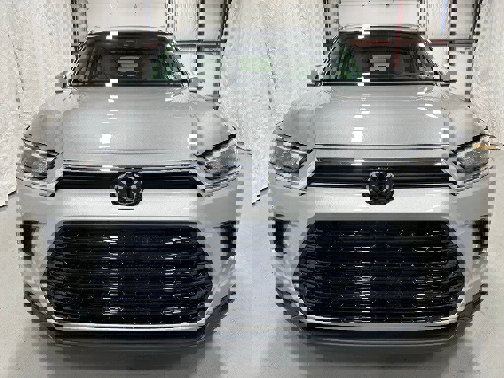 Used 2025 Toyota Grand Highlander AWD image 2