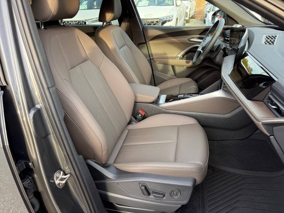 Certified 2025 Audi Q5 Premium w/ Convenience Package image 28
