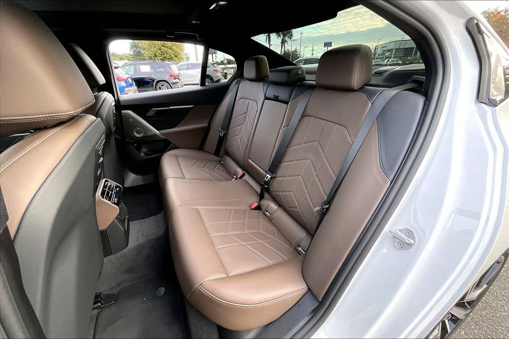 New 2026 BMW 550e xDrive image 23