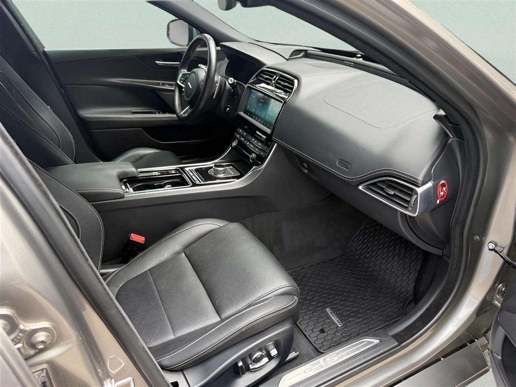 Used 2019 Jaguar XE S RWD image 13