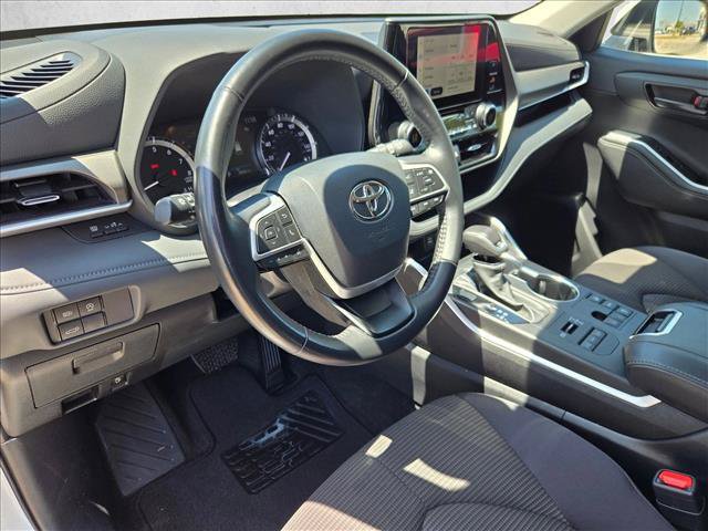 Used 2024 Toyota Highlander LE AWD/4WD image 10