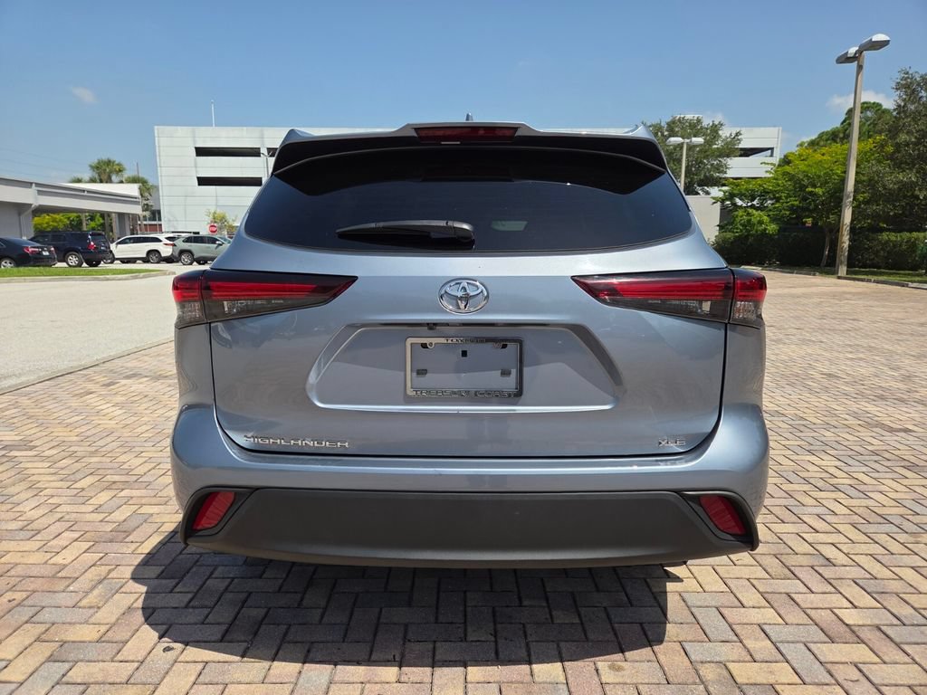 Used 2024 Toyota Highlander XLE FWD image 10