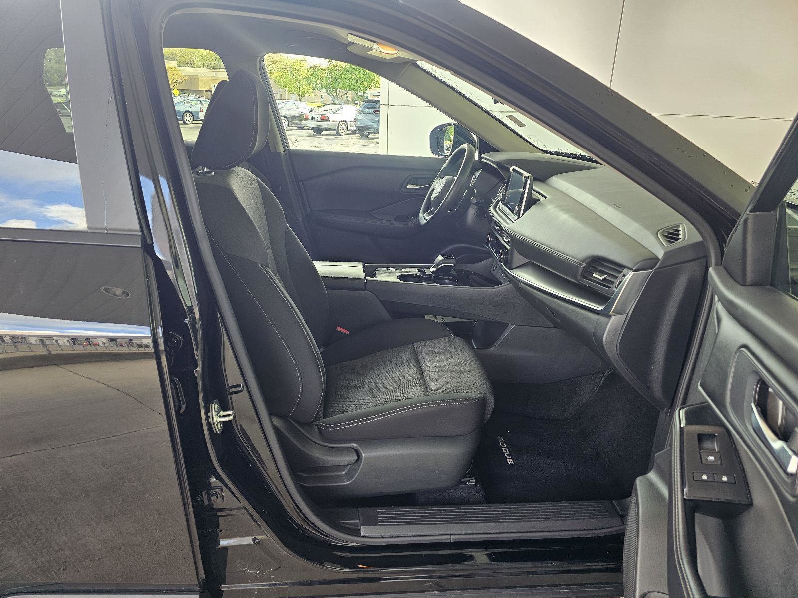 Used 2024 Nissan Rogue SV FWD image 12