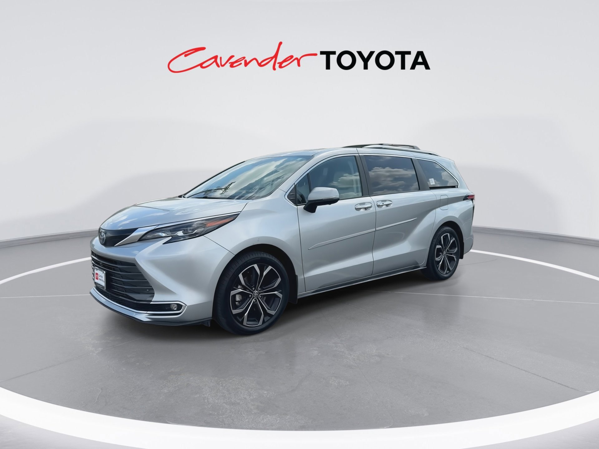 Used 2025 Toyota Sienna Platinum FWD image 4