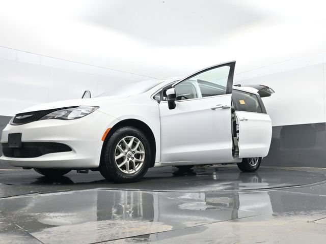 Used 2022 Chrysler Voyager LX image 35