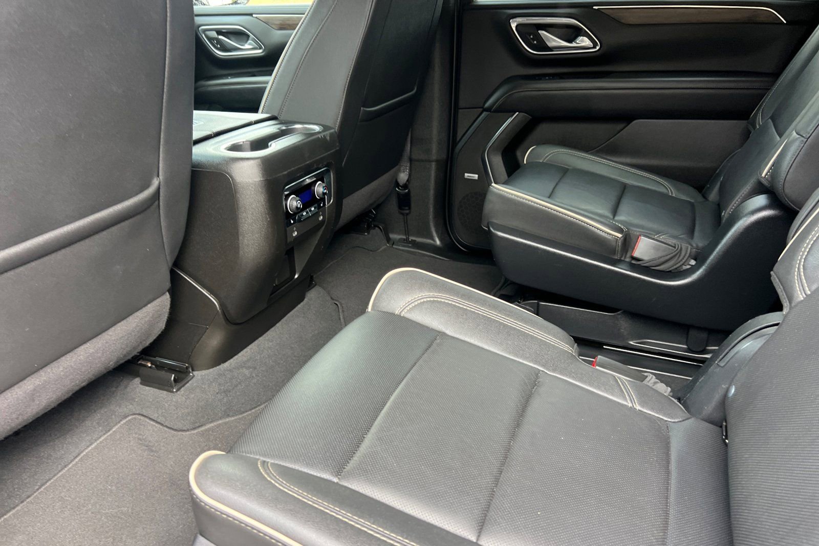 Used 2023 Chevrolet Suburban Premier image 12