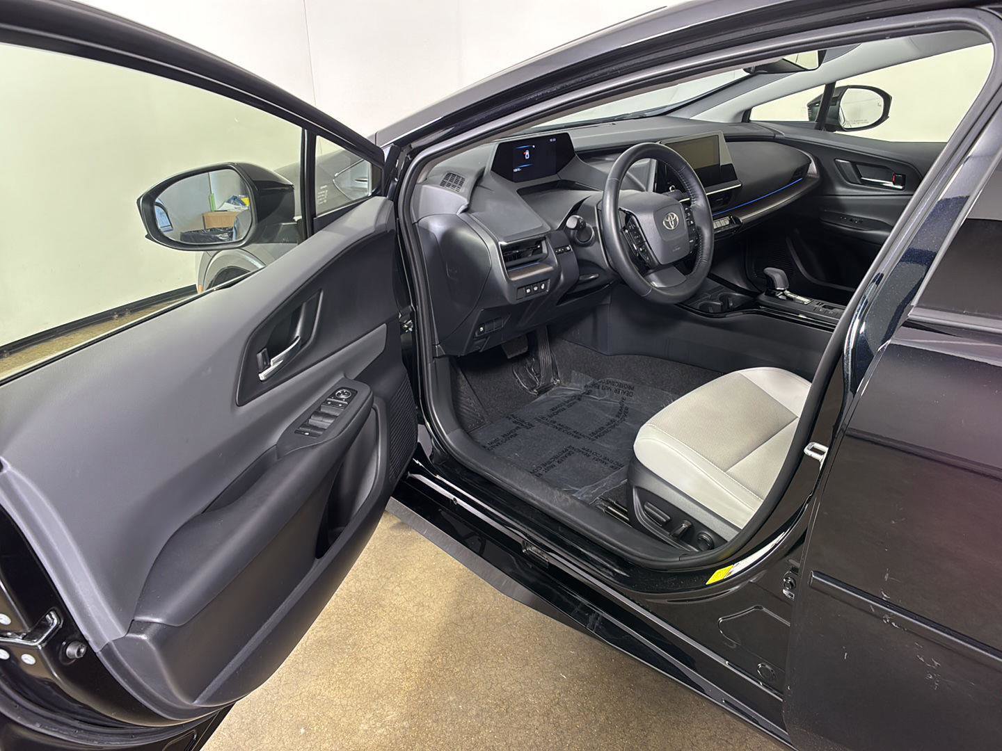 Used 2024 Toyota Prius XLE AWD/4WD image 2