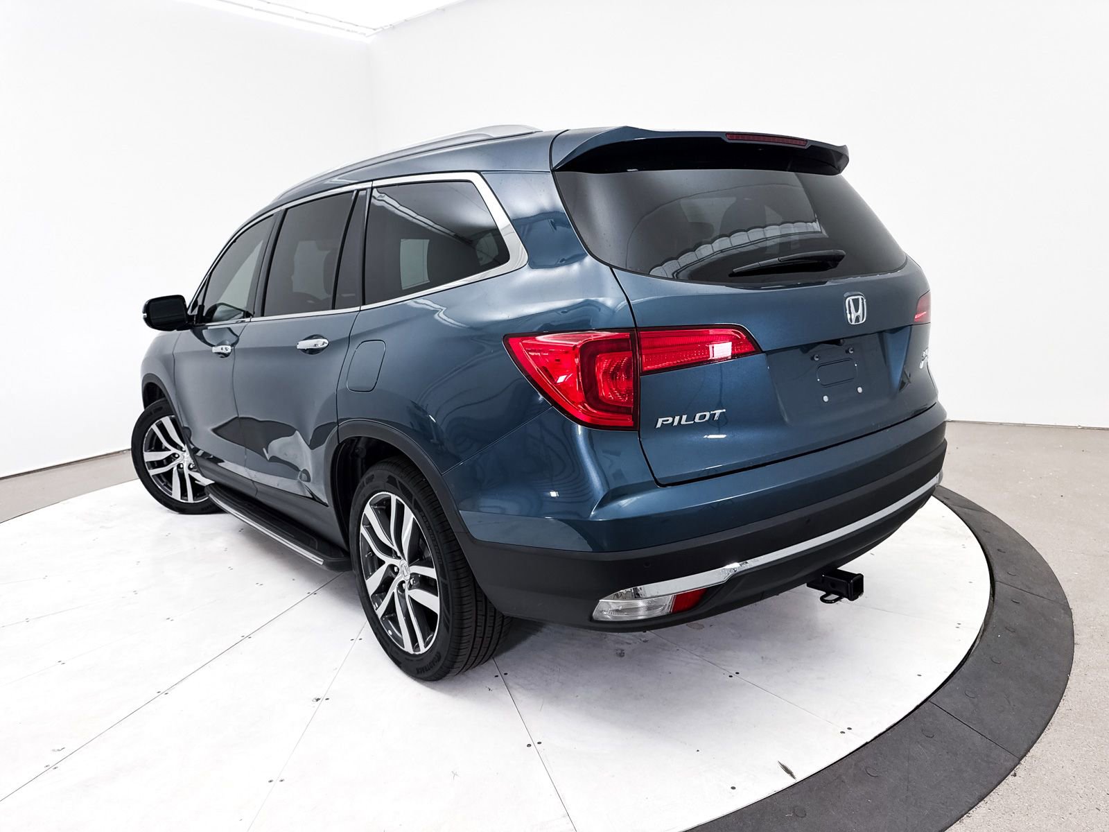 Used 2017 Honda Pilot Elite image 2