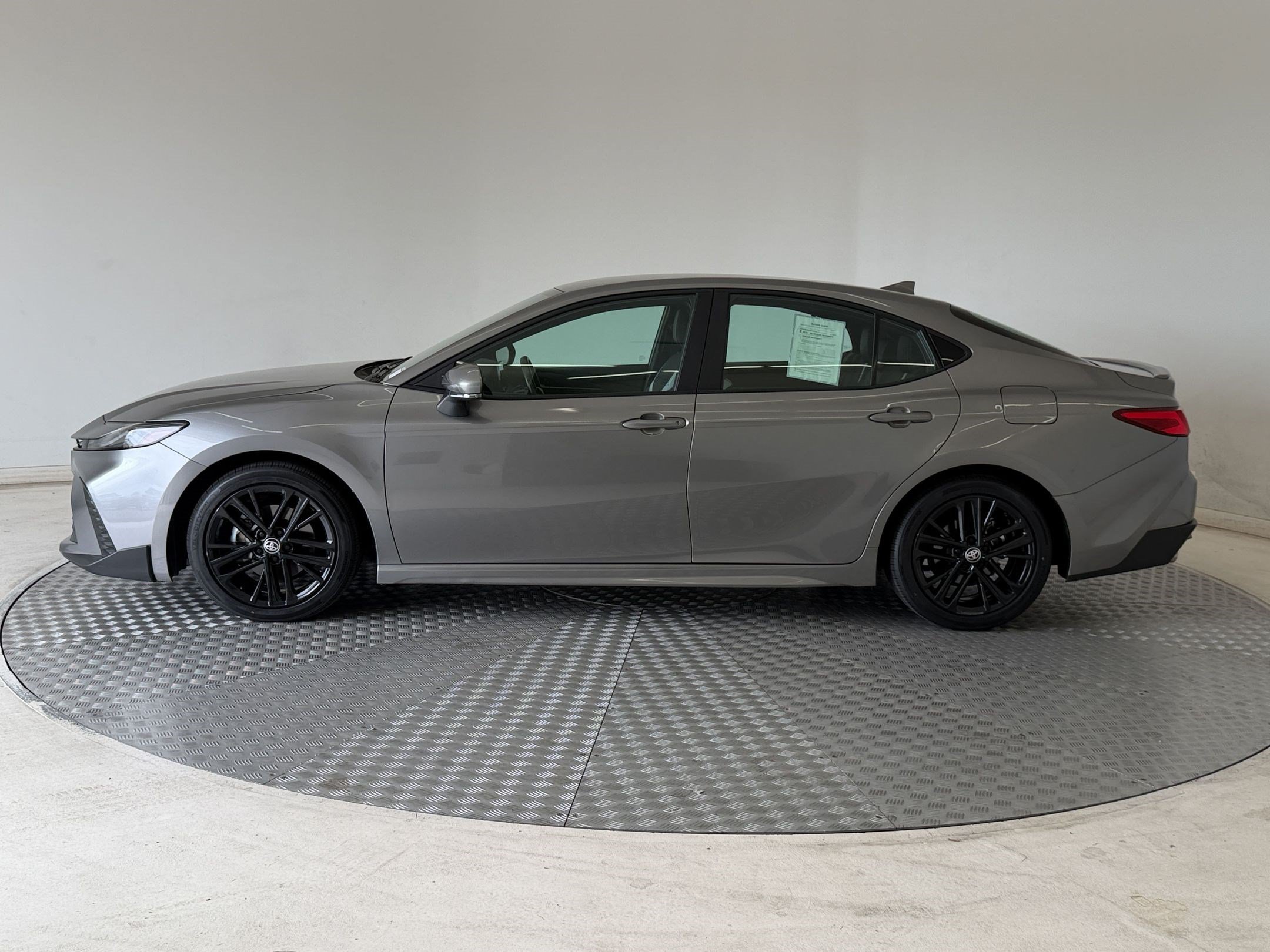 Used 2025 Toyota Camry SE FWD image 2