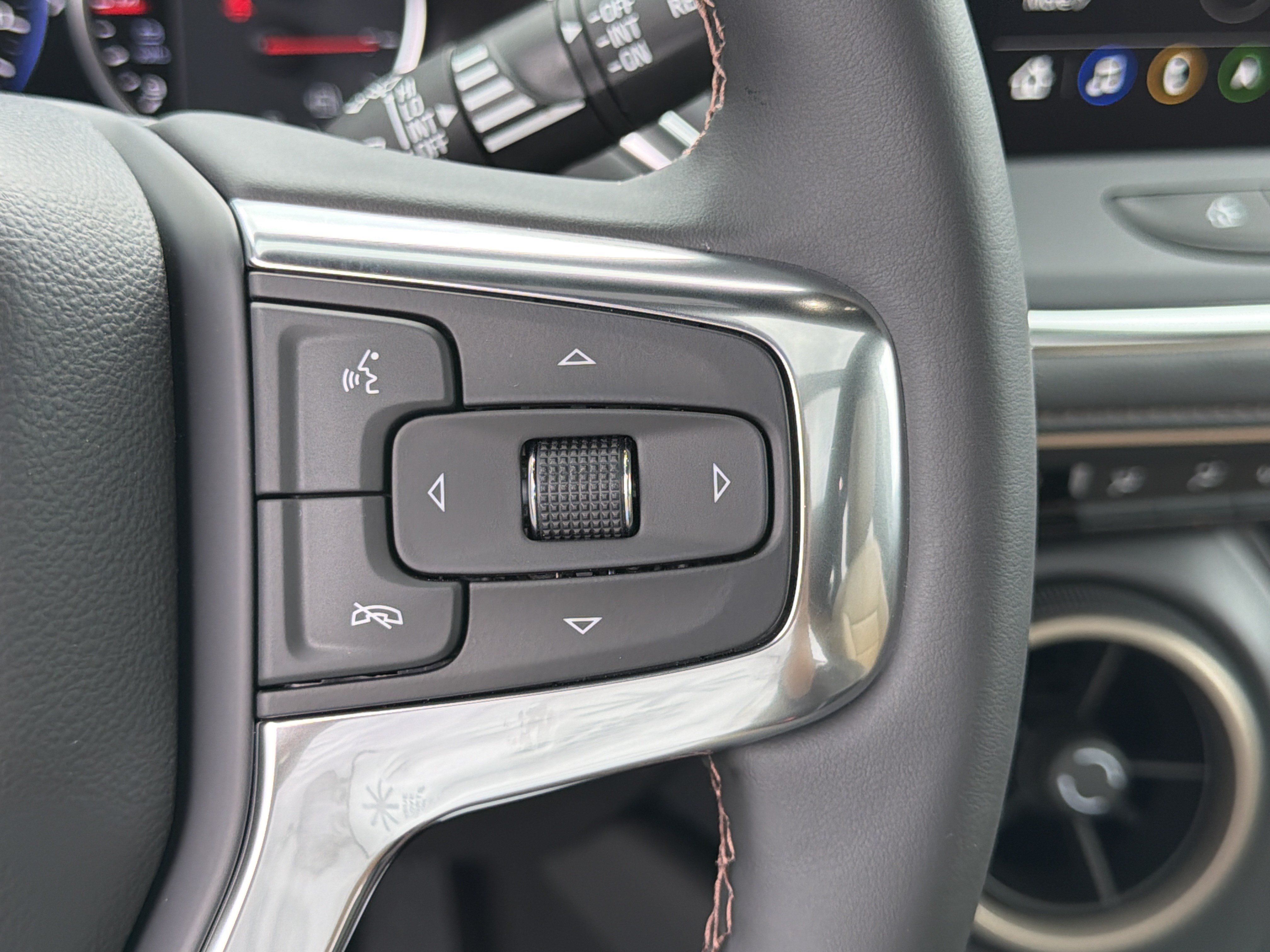 Used 2025 Chevrolet Blazer Premier w/ Driver Confidence II Package FWD image 26