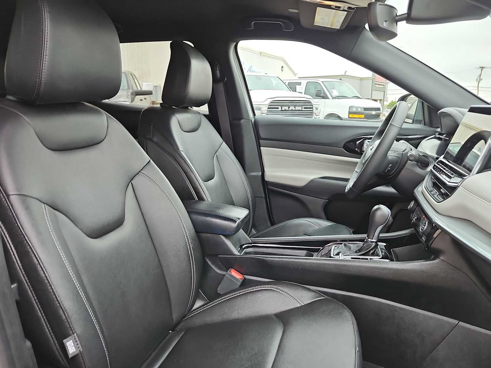 Used 2025 Jeep Compass Limited AWD/4WD image 18