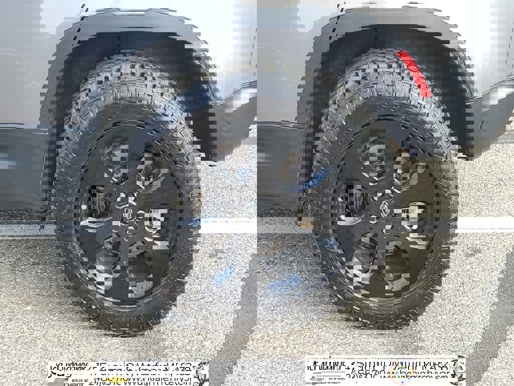 Used 2023 Land Rover Defender 110 SE image 34