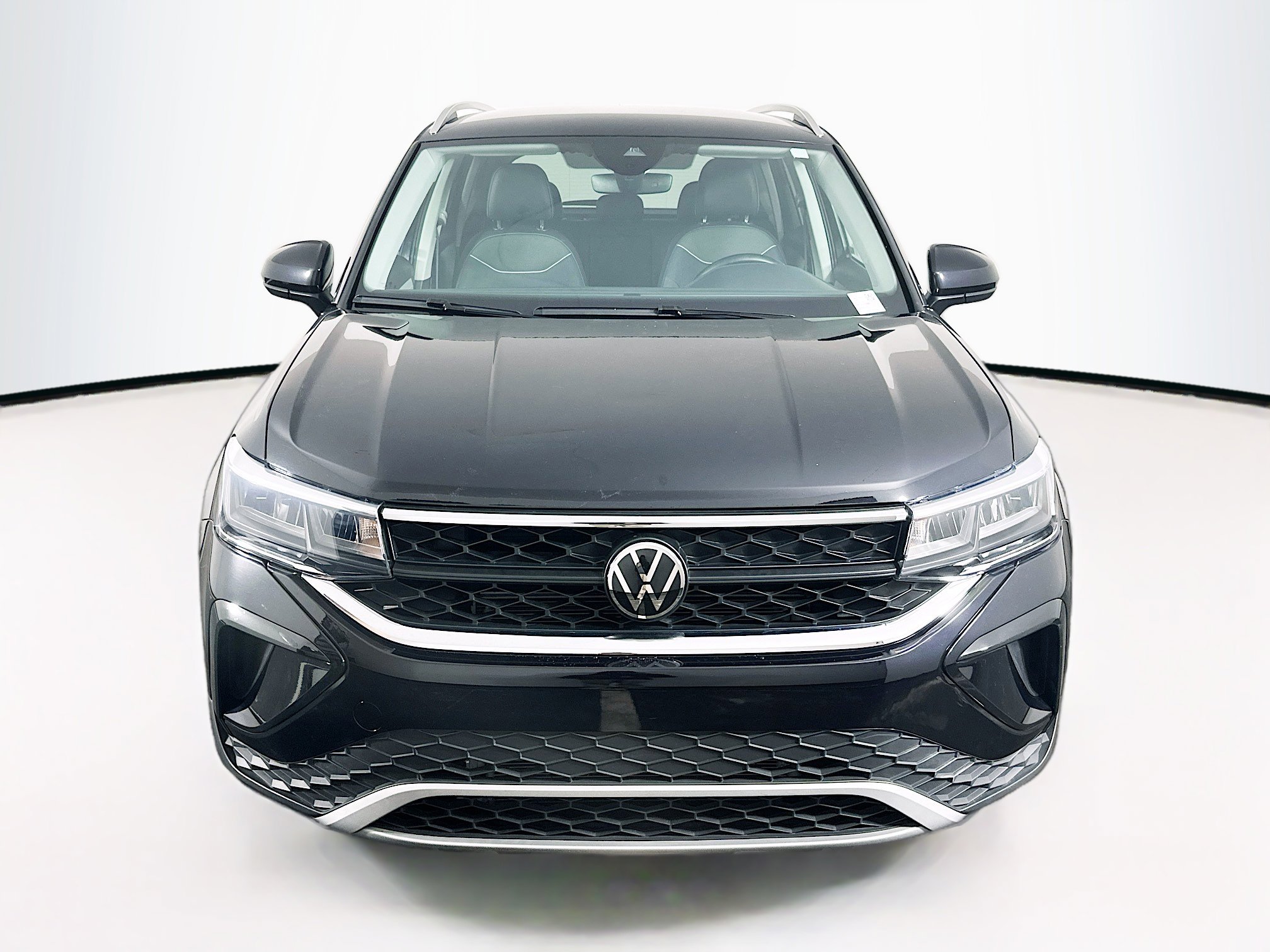 Used 2024 Volkswagen Taos SE image 2