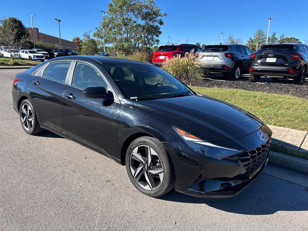Used 2023 Hyundai Elantra SEL w/ Convenience Package FWD image 2