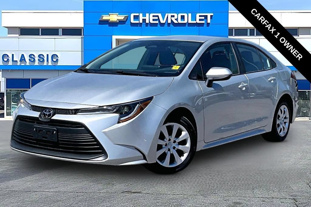 Used 2025 Toyota Corolla LE FWD image 2