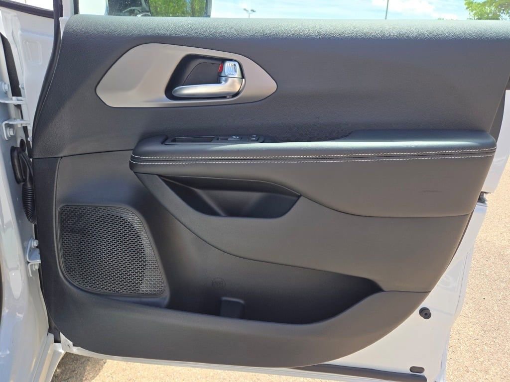New 2027 Chrysler Pacifica Select AWD/4WD image 8