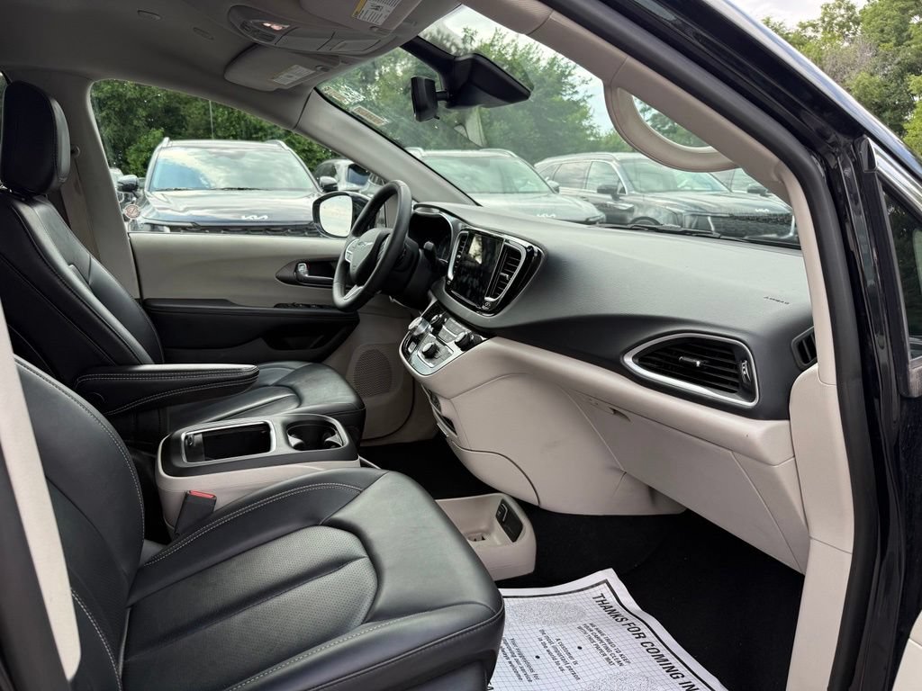 Used 2024 Chrysler Pacifica Touring-L FWD image 16