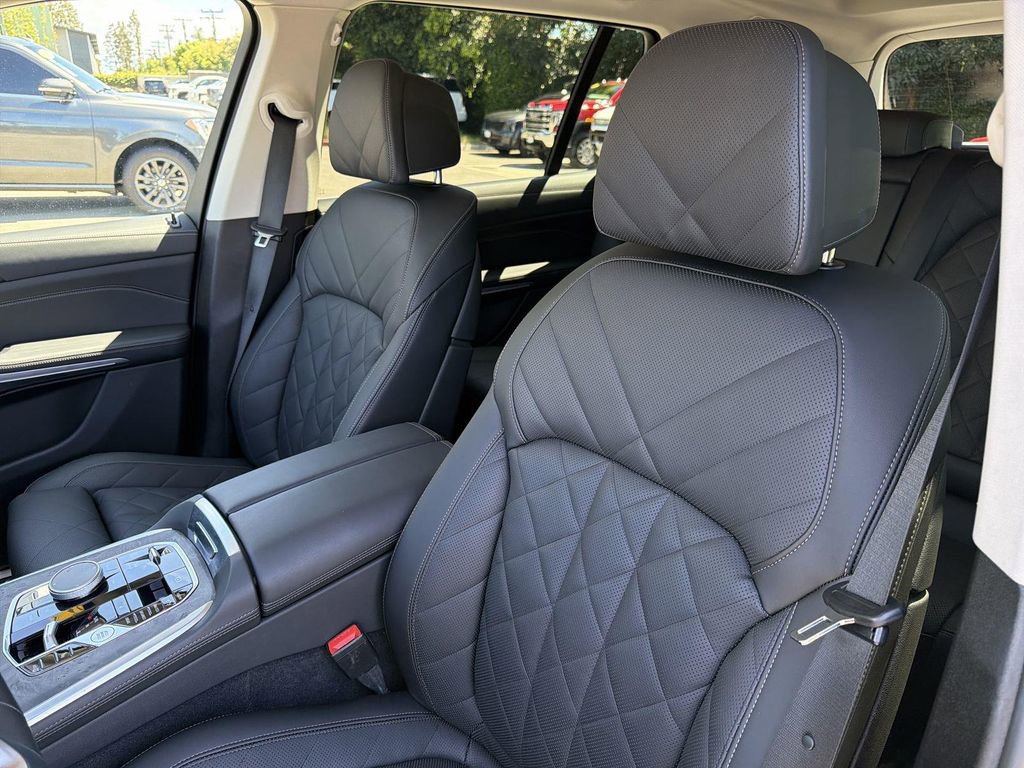 Used 2025 BMW X7 xDrive40i w/ Climate Comfort Package image 24