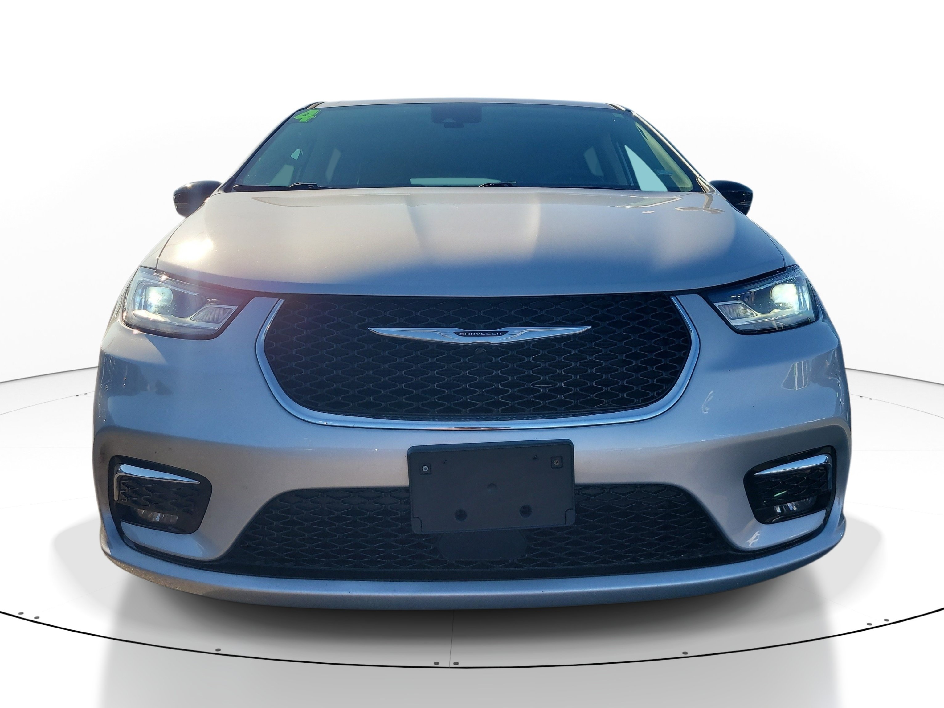 Used 2024 Chrysler Pacifica Touring-L FWD image 2